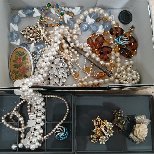 141 - A box of assorted mainly vintage costume jewellery.