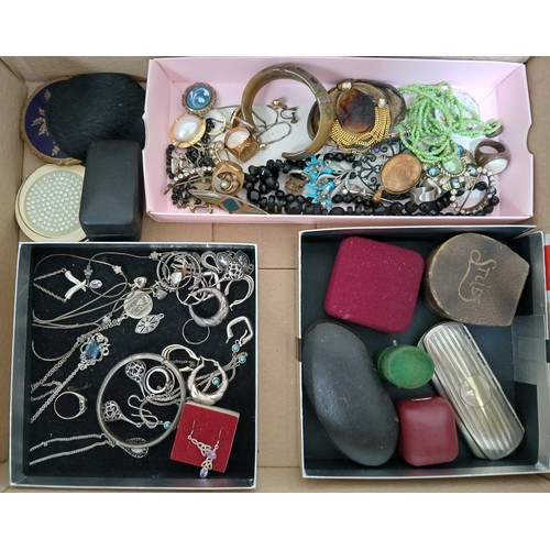 160 - A box of assorted jewellery including silver and white metal, horn, yellow metal etc.