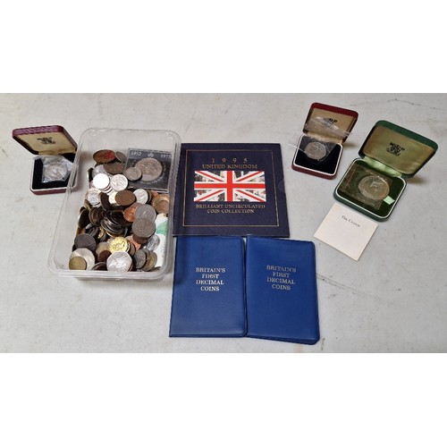 286 - A tray of assorted GB, world coins & banknotes to include a 1972 silver wedding crown, 2 x 1973 50ps... 