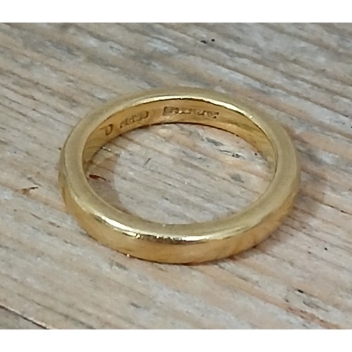 233 - A hallmarked 22ct gold wedding band, weight 5.9g, size K.