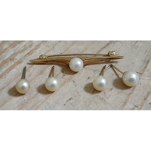 256 - A hallmarked 9ct gold cultured pearl brooch together with two pairs of cultured pearl earrings, gros... 