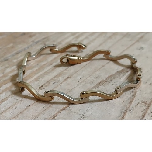 264 - A 9ct two colour gold bracelet, formed from joined S links, hallmarked, sponsor 'MV', Sheffield, len... 