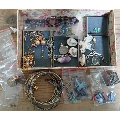 179 - A box of assorted jewellery including a button marked '9ct', silver and titanium jewellery etc.