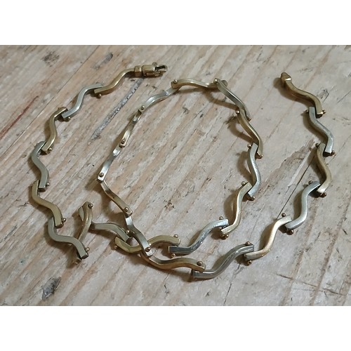 263 - A 9ct two colour gold necklace formed from joined S links, hallmarked, sponsor 'SG', Sheffield, leng... 