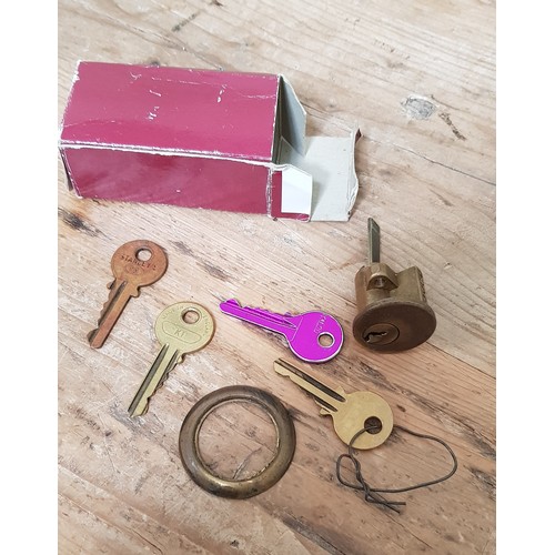 55 - A yellow metal key, weight 10.4g, length 53mm, complete with working lock and other keys.