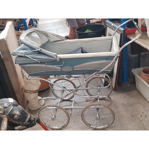 353 - A vintage Silver Cross 'Portman' pram.