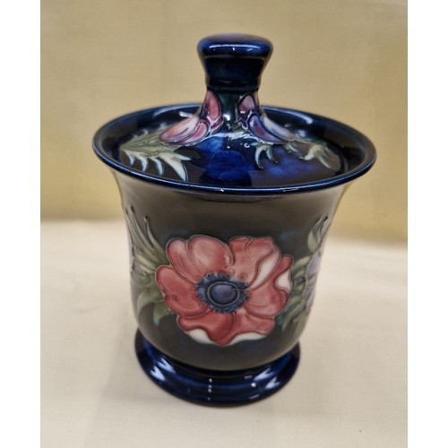 602 - A Moorcroft lidded jar, Anemone on blue ground. Height to rim of jar appx 11.5cm, with lid appx 15cm