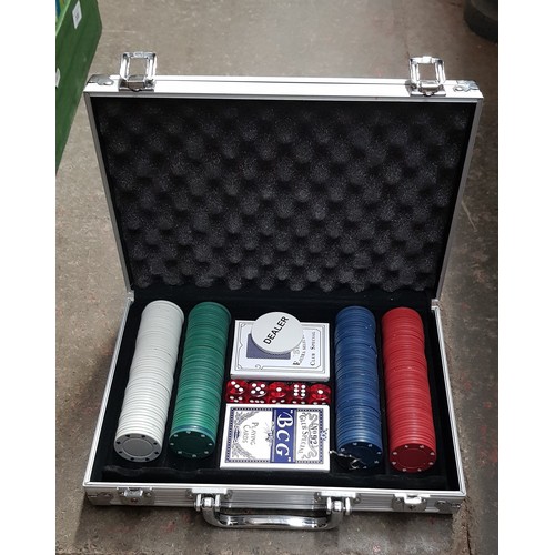 307 - A box of Nintendo Wii and Playstation 3 games, together with a cased poker set.