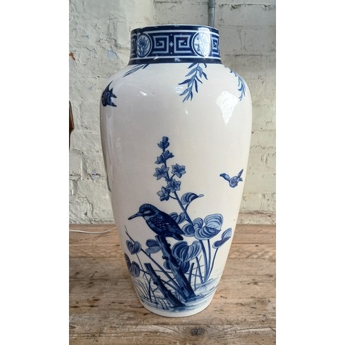 95 - A large Mintons blue and white transfer printed pottery vase or stick stand, date mark for 1909, hei... 