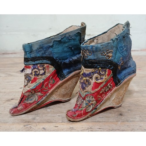 101 - Pair of silk embroidered Chinese lotus/foot binding shoes, 19th century, length 16cm.