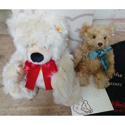 379 - Two Steiff bears; Knuffi (in original box) and Bear of the Year 2007, no.158/1500.