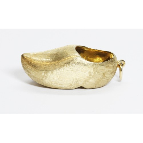 5 - A novelty charm modelled as a clog, textured finish, marked '585', length 36mm, weight 7g.