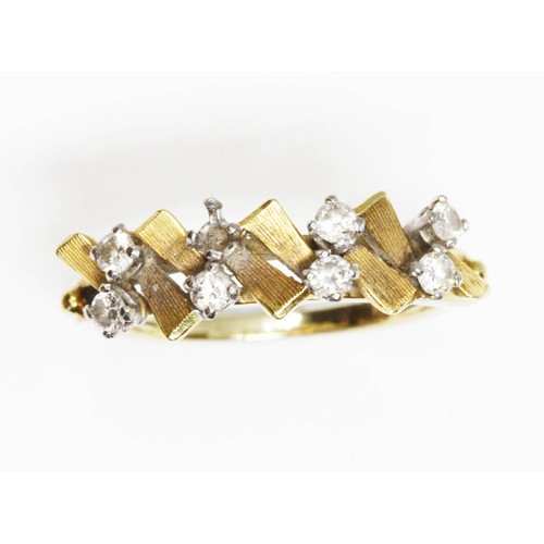 26 - A diamond cluster ring, indistinctly marked, gross weight 3.4g, size K.