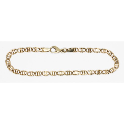 58 - An anchor chain bracelet, length 18cm, 9ct gold import marks, weight 4.3g.