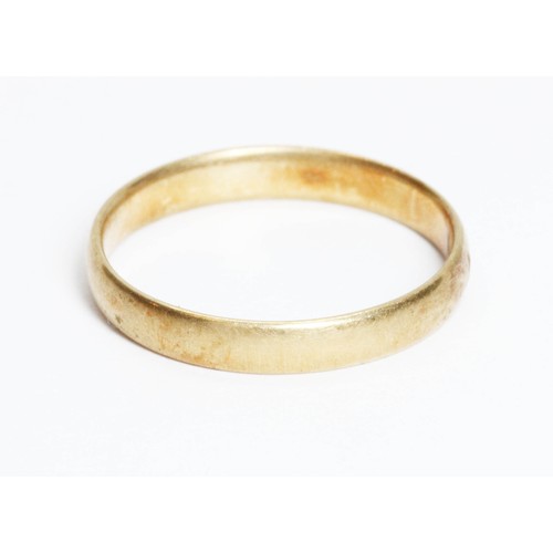 119 - A hallmarked 18ct gold wedding band, weight 2.2g, size M.