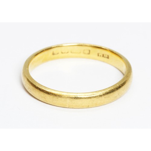 118 - A hallmarked 22ct gold wedding band, weight 3.3g, size L.