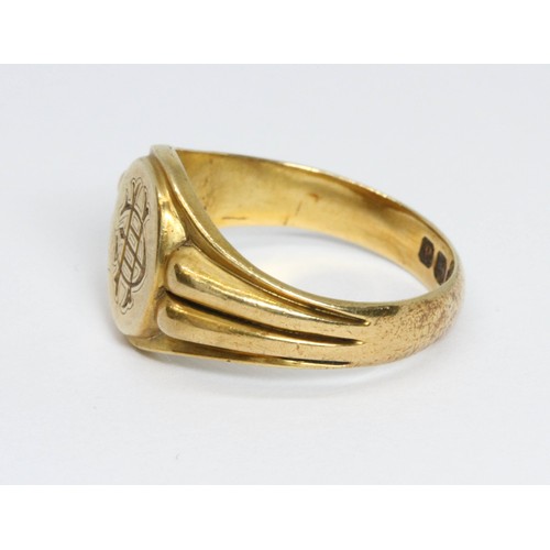 106 - A late Victorian 18ct yellow gold signet ring, Birmingham 1900, weight 9g, size P/Q.