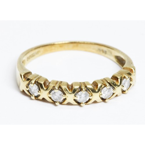 109 - An 18ct yellow gold five stone diamond ring, total approximate diamond weight 0.20cts, hallmarked; s... 