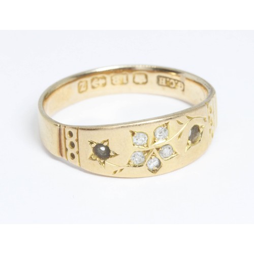 136 - A late Victorian diamond cluster ring, hallmarked 18ct gold, sponsor 'G.C.H', Birmingham 1899, gross... 