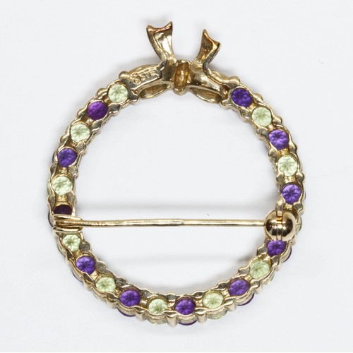 140 - A peridot and amethyst brooch of wreath form, hallmarked 9ct gold, diameter 28mm, gross weight 4.6g.