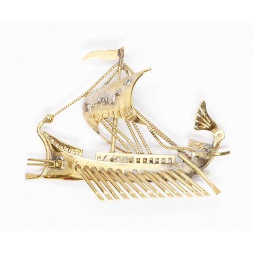 139 - A novelty brooch modelled as a Viking longship, marked 'K18', length 50mm, weight 13g.