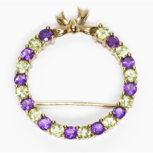 140 - A peridot and amethyst brooch of wreath form, hallmarked 9ct gold, diameter 28mm, gross weight 4.6g.