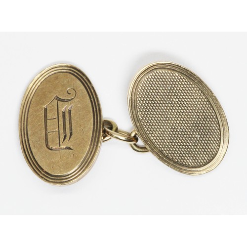 149 - A single hallmarked 9ct gold cufflink by Cropp & Farr, weight 5.8g.