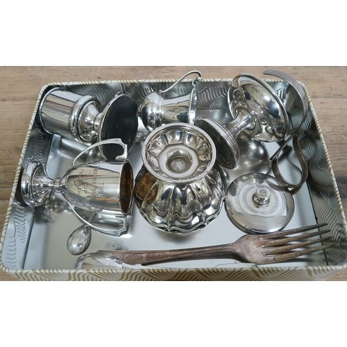 508 - A tray of assorted hallmarked silver and a silver plated fork and spoon.