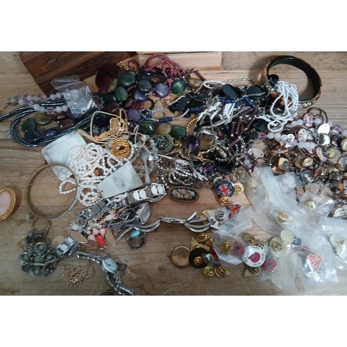 523 - Assorted costume jewellery including yellow metal etc.