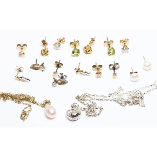 515 - Assorted jewellery including earrings including 9ct gold, simulated pearl pendant on 9ct gold chain,... 