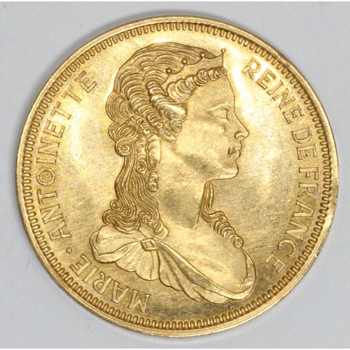 533 - A Marie Antoinette gold medallion.