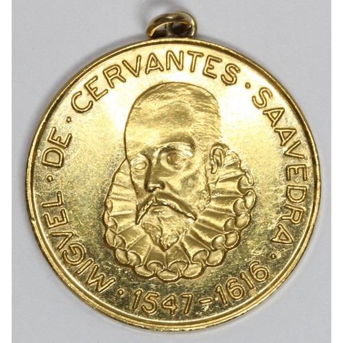 532 - A commemorative gold medal, marked 900, 'MIGVEL DE CERVANTES SAAVEDRA 1547-1616', 'DON QVIJOTE EL IN... 