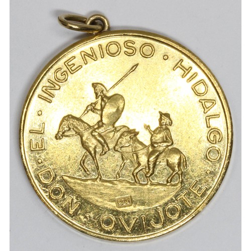 532 - A commemorative gold medal, marked 900, 'MIGVEL DE CERVANTES SAAVEDRA 1547-1616', 'DON QVIJOTE EL IN... 