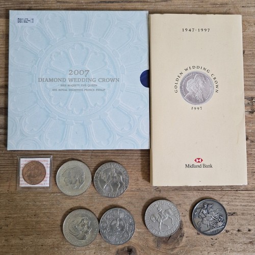 557 - A group of assorted coins to include an 1889 Victorian crown & various commemorative crowns etc.