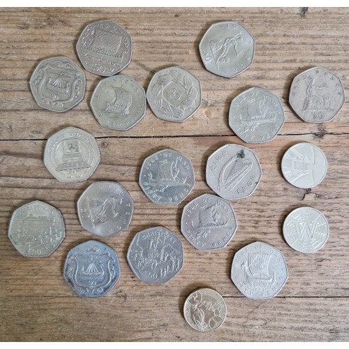 555 - A group of assorted collectable coins to include Isle of Man 50ps (Christmas & viking ships) and U &... 