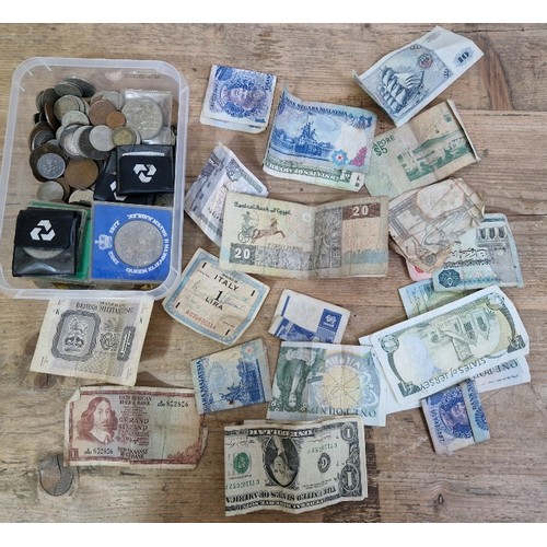 569 - A collection of assorted world coins and bank notes to include commemorative crowns etc.