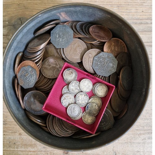 559 - A tin of assorted GB coins, tokens & a small group of silver threepences etc.