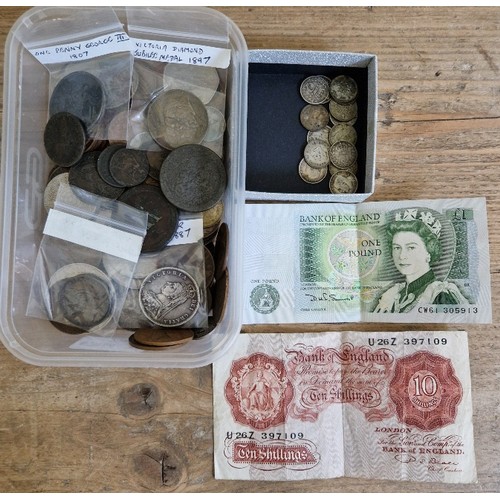 562 - A tub of assorted GB coins & banknotes to include £2, commemorative crowns, cartwheel pennies & a 18... 