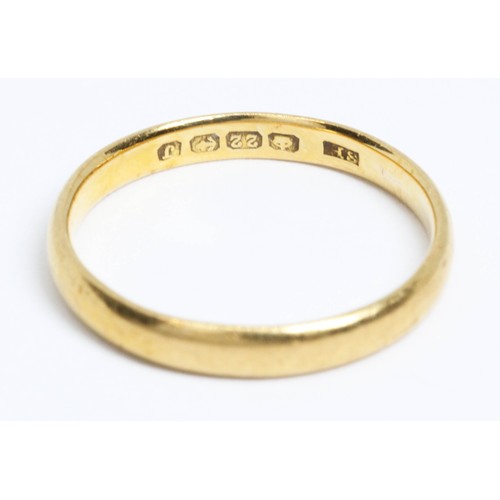 594 - A hallmarked 22ct gold wedding band, weight 2.8g, size O.