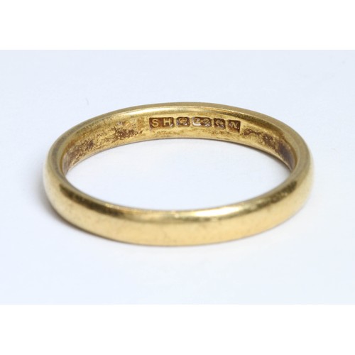 605 - A hallmarked 22ct gold wedding band, weight 4.5g, size P.