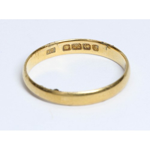 606 - A hallmarked 22ct gold wedding band, weight 1.7g, size K.