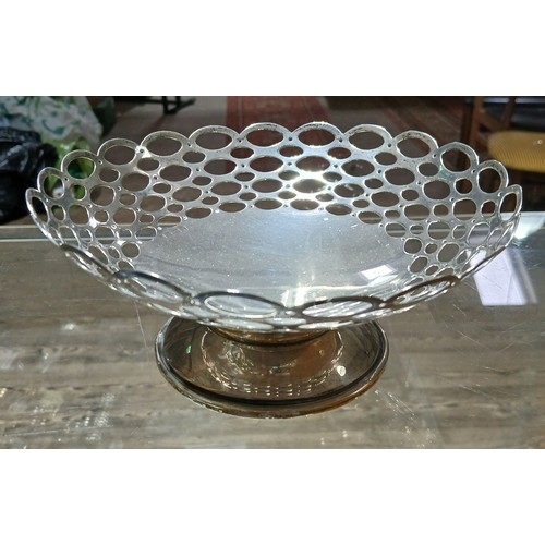 583 - A hallmarked silver pedestal dish, diameter 17cm, weight 6.4ozt.