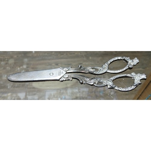 580 - A pair of Edwardian silver grape scissors, Walker & Hall, Sheffield 1908, length 16.5cm, weight 3.5o... 