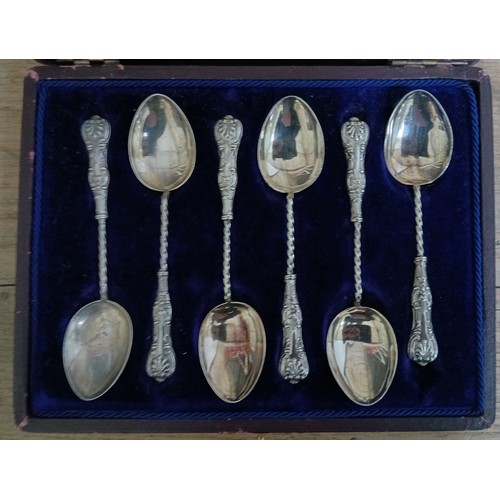 586 - A cased set of six hallmarked silver teaspoons.