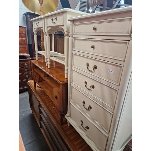 913 - Assorted furniture comprising a cream painted narrow chest of drawers and matching bedside tables, a... 