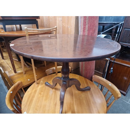 915 - A George III mahogany tripod table, diameter 91cm & height 71.5cm.