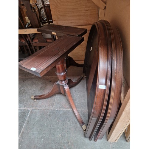 925 - A reproduction mahogany pedestal dining table and chairs by Rackstraw.