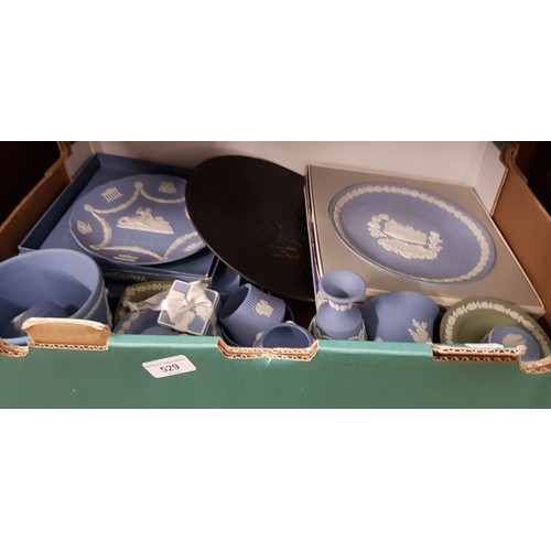 529 - 30 items of Wedgwood jasper ware including boxed plates showing William Shakespeare’s birthplace, Ap... 