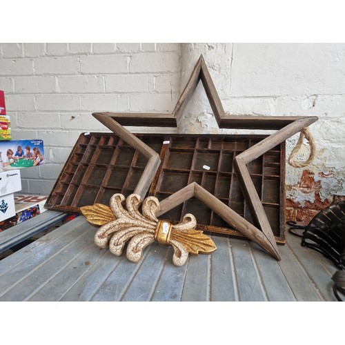 121 - A compartmentalised printer's tray together with a decorative wooden star and a carved wood fleur de... 