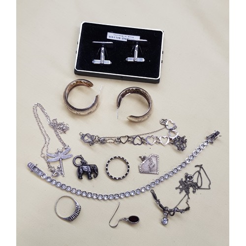 687 - A small collection of silver jewellery